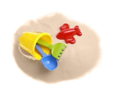 Beyazın üstünde kumdan izole edilmiş renkli plaj oyuncakları.