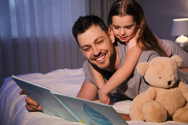 Pai Com Sua Filha Lendo Livro Cama Casa — Fotografia de Stock