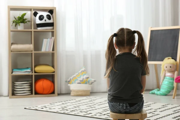 Niña Solitaria Casa Vista Trasera Concepto Autismo — Foto de Stock