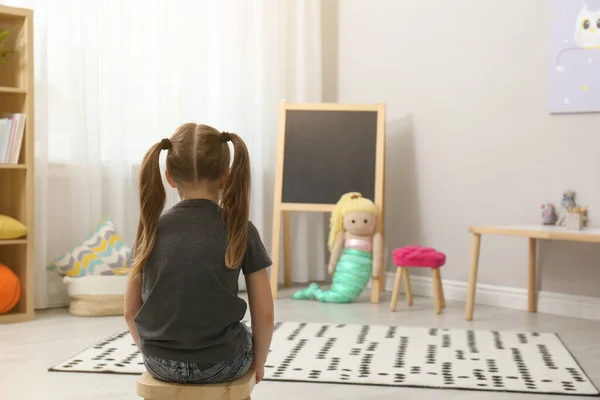 Niña Solitaria Casa Vista Trasera Concepto Autismo — Foto de Stock