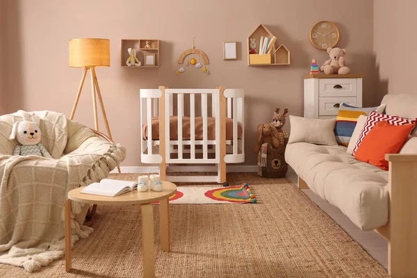 Interior Habitación Del Bebé Con Muebles Elegantes Cuna Cómoda — Foto de Stock