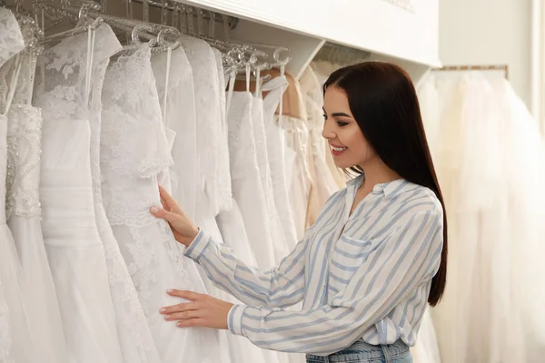 Jeune Femme Choisissant Robe Mariée Dans Salon — Photo