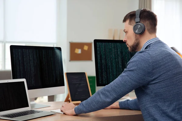 Programador Con Auriculares Trabajando Escritorio Oficina —  Fotos de Stock