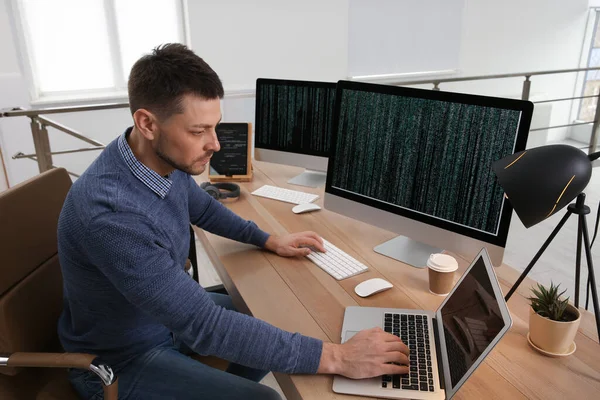 Programador Trabajando Escritorio Oficina Moderna —  Fotos de Stock