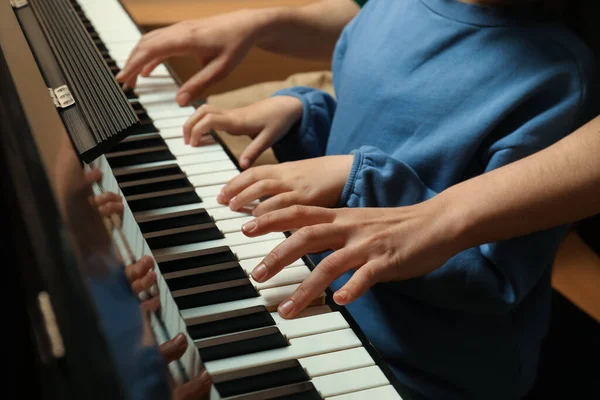 Junge Frau Mit Kind Beim Klavierspielen Nahaufnahme Musikstunde — Stockfoto