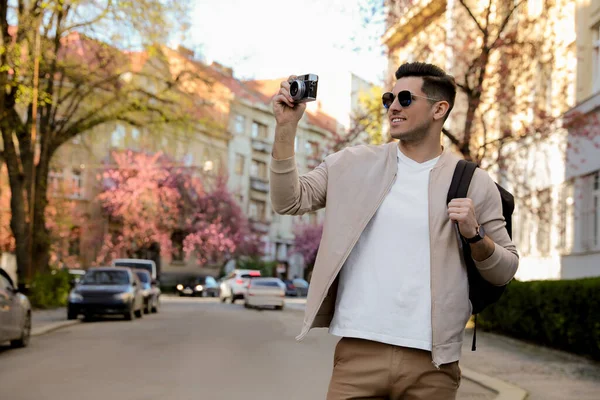 Gelukkige Mannelijke Toerist Met Camera Straat — Stockfoto