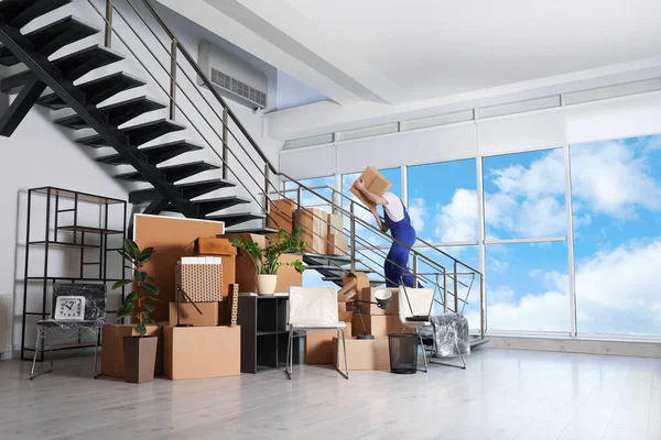 Человек Коробкой Поднимается Лестнице Рядом Упакованными Вещами Офисе — стоковое фото