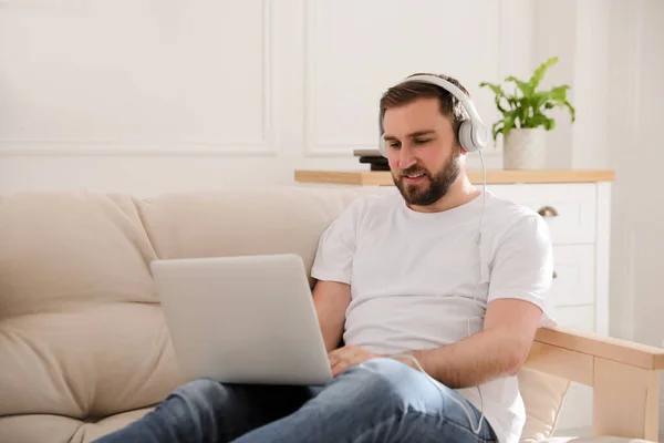Homem Com Laptop Fones Ouvido Sentado Sofá Casa — Fotografia de Stock