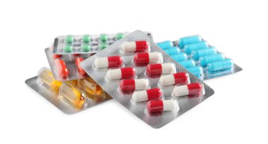 Beyaz arka planda farklı haplarla kabarcıklar