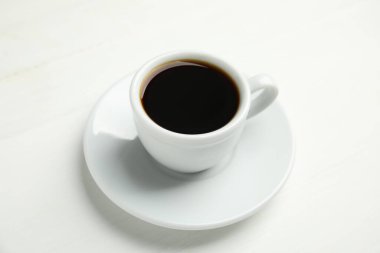 Beyaz arka planda sıcak aromatik espresso.