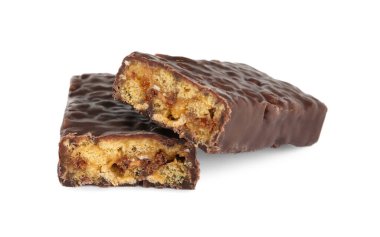 Beyaz arka planda lezzetli çikolata kaplı protein çubukları.