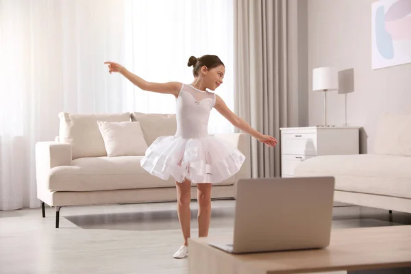 Милая Маленькая Девочка Берет Уроки Онлайн Танцев Дома — стоковое фото