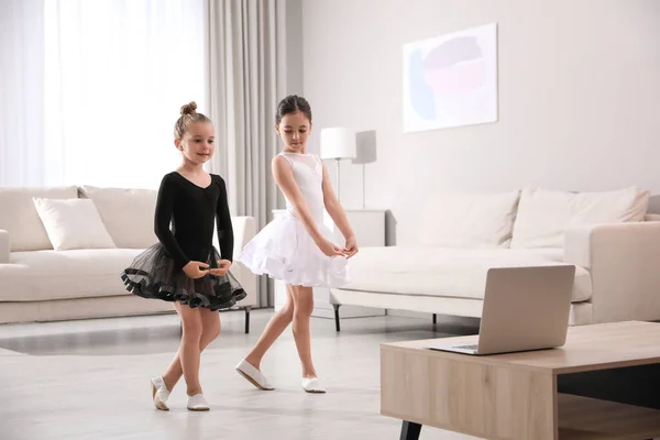 Petites Filles Mignonnes Prenant Des Cours Danse Ligne Maison — Photo