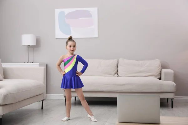 可爱的小女孩在家里上网上舞蹈课 — 图库照片