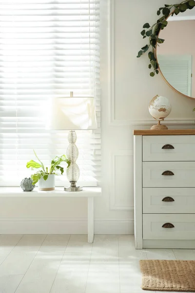 White Chest Drawers Mirror Window Indoors Interior Design — Φωτογραφία Αρχείου