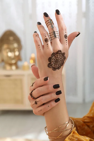 Woman Henna Tattoo Hand Indoors Closeup Traditional Mehndi Ornament — Stock Photo, Image