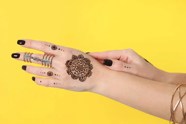 Mujer Con Tatuajes Henna Las Manos Sobre Fondo Amarillo Primer — Foto de Stock