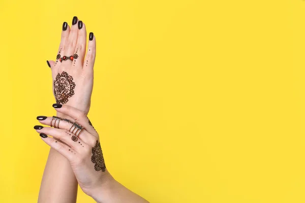 Mujer Con Tatuajes Henna Las Manos Sobre Fondo Amarillo Primer — Foto de Stock