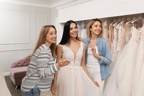 Mariée Avec Des Amis Qui Choisissent Robe Mariée Boutique — Photo