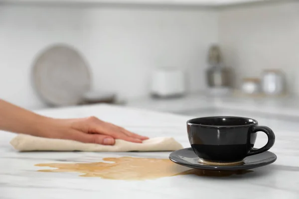 Een Vrouw Die Koffie Morste Een Witte Marmeren Tafel Keuken — Stockfoto