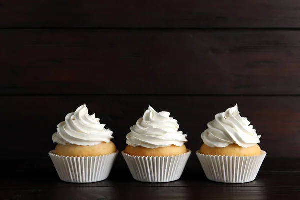 Heerlijke Cupcakes Met Witte Room Houten Tafel Ruimte Voor Tekst — Stockfoto