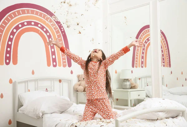 Słodka Dziewczynka Piżamie Bawiąca Się Piórami Domu Szczęśliwego Dzieciństwa — Zdjęcie stockowe