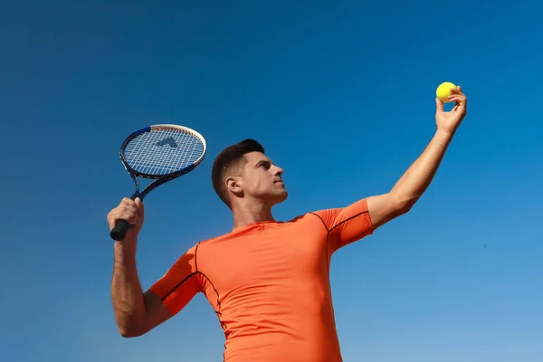 Man Playing Tennis Court Sunny Day — ストック写真