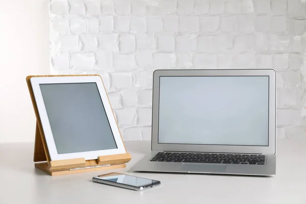 Modern Laptop Tablet Smartphone Table Indoors Space Design — Stock Photo, Image