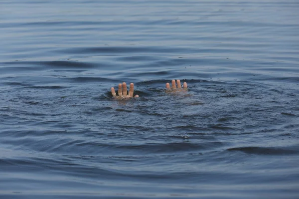 Hombre Ahogado Buscando Ayuda Mar Primer Plano — Foto de Stock