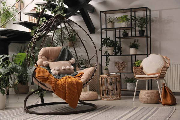 吊り椅子と緑の植物と屋内テラスのインテリア — ストック写真