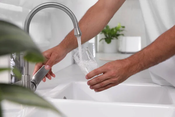 Hombre Llenando Vaso Con Agua Del Grifo Casa Primer Plano — Foto de Stock