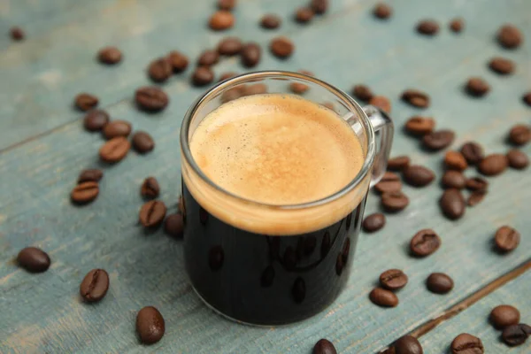 Tasse Leckeren Kaffee Auf Blauem Holztisch — Stockfoto