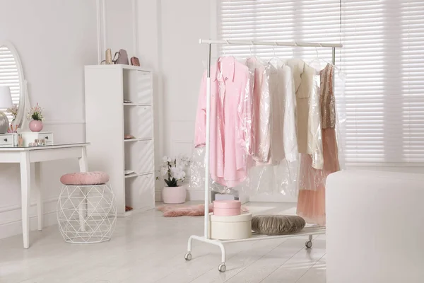 Rack Dengan Pakaian Dalam Kantong Plastik Dalam Ruangan — Stok Foto