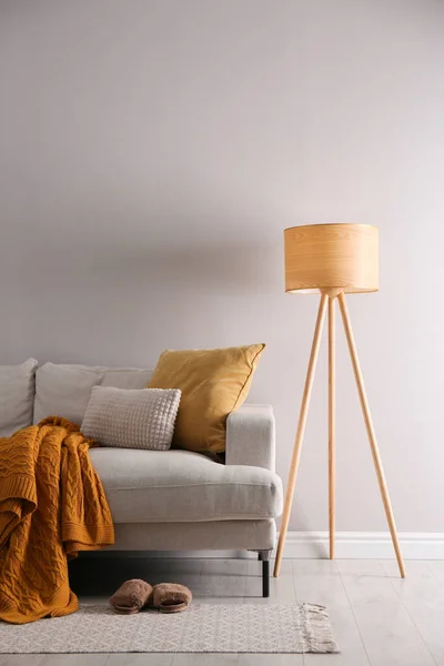 Snygg Vardagsrum Interiör Med Bekväm Soffa Och Stativ Golvlampa Plats — Stockfoto