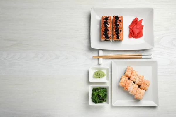 Deliciosos Rolos Sushi Servidos Mesa Madeira Branca Flat Lay Espaço — Fotografia de Stock