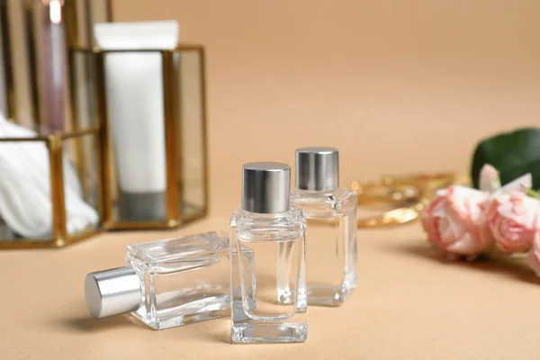 Perfumes Rose Flowers Beige Table — ストック写真