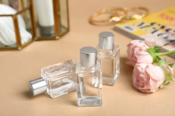 Perfumes Rose Flowers Beige Table — Φωτογραφία Αρχείου