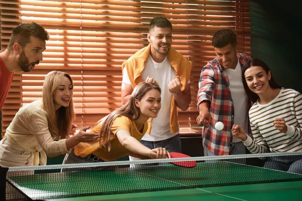 Amigos Felizes Jogando Ping Pong Juntos Dentro Casa — Fotografia de Stock