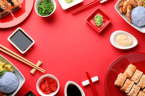 Quadro Feito Com Deliciosos Rolos Sushi Tigelas Picada Fundo Vermelho — Fotografia de Stock