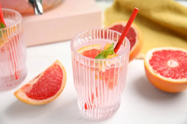 Deliciosa Bebida Refrescante Com Toranja Hortelã Mesa Branca — Fotografia de Stock