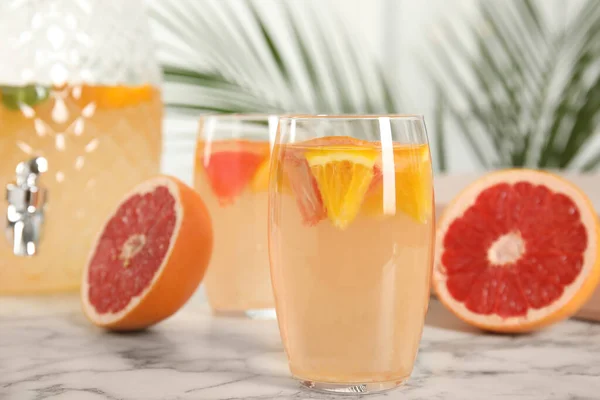 Deliciosa Bebida Refrescante Com Laranja Toranja Mesa Mármore Branco — Fotografia de Stock