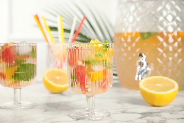 Läcker Uppfriskande Dryck Med Apelsin Och Grapefrukt Vitt Marmorbord — Stockfoto