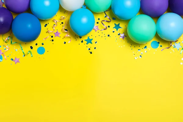 Composição Leigos Planos Com Balões Confetes Sobre Fundo Amarelo Espaço — Fotografia de Stock