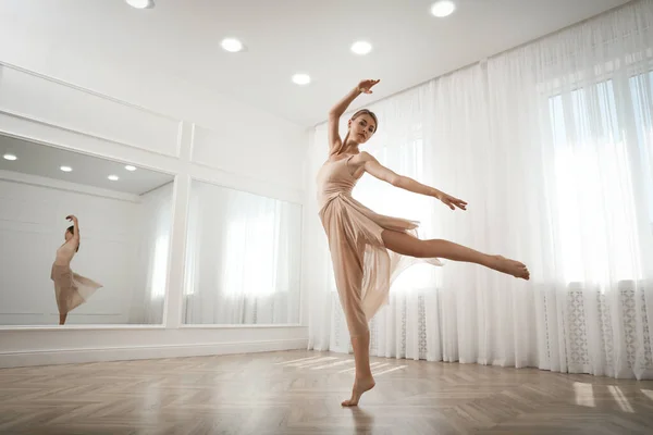 Hermosa Bailarina Profesional Practicando Movimientos Estudio — Foto de Stock