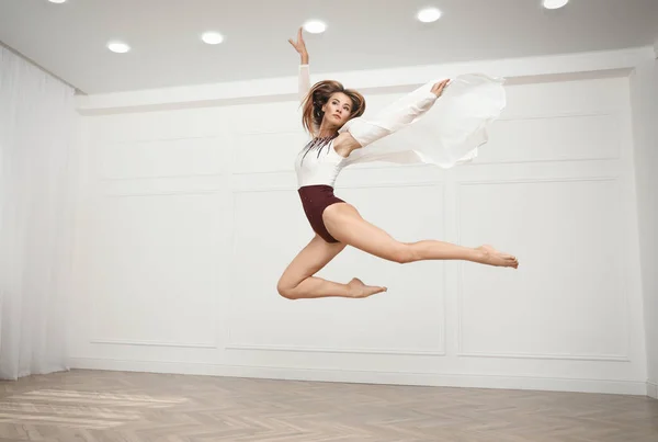 Hermosa Bailarina Profesional Practicando Movimientos Estudio —  Fotos de Stock