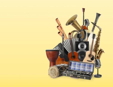 Sarı arkaplan üzerinde farklı müzik araçları grubu, metin için boşluk
