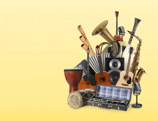 Grupo Diferentes Instrumentos Musicales Sobre Fondo Amarillo Espacio Para Texto —  Fotos de Stock