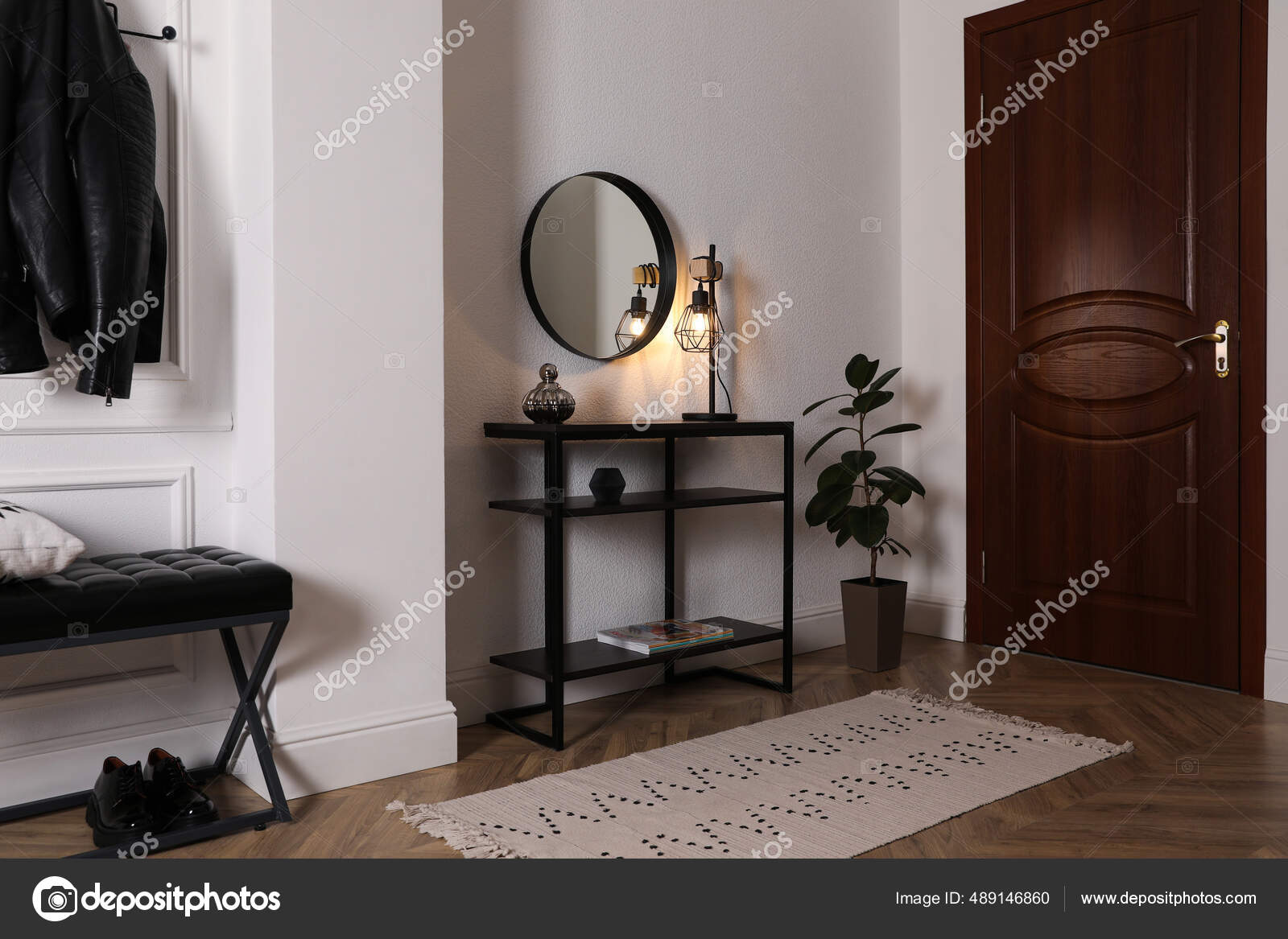 Mesa Consola Con Decoración Espejo Pared Blanca Pasillo Diseño Interiores:  fotografía de stock © NewAfrica #489146860