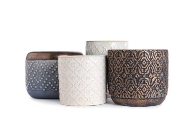 Beyaz arkaplanda farklı seramik saksılar