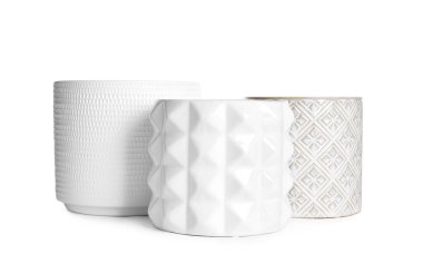 Beyaz arkaplanda farklı seramik saksılar